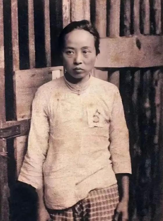 1937年日军轮奸了魏文全，她胸前囚衣上的