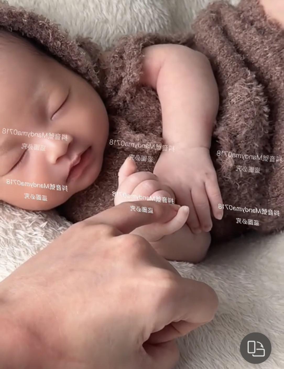 汪小菲的小儿子小汪宝太可爱了。
已经满月的他长得肉嘟嘟的，睡觉时还会时不时的乐一