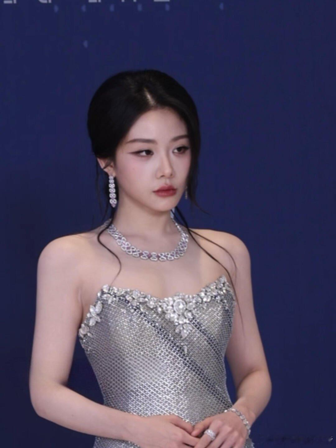 喻言孔雪儿红毯生图状态 