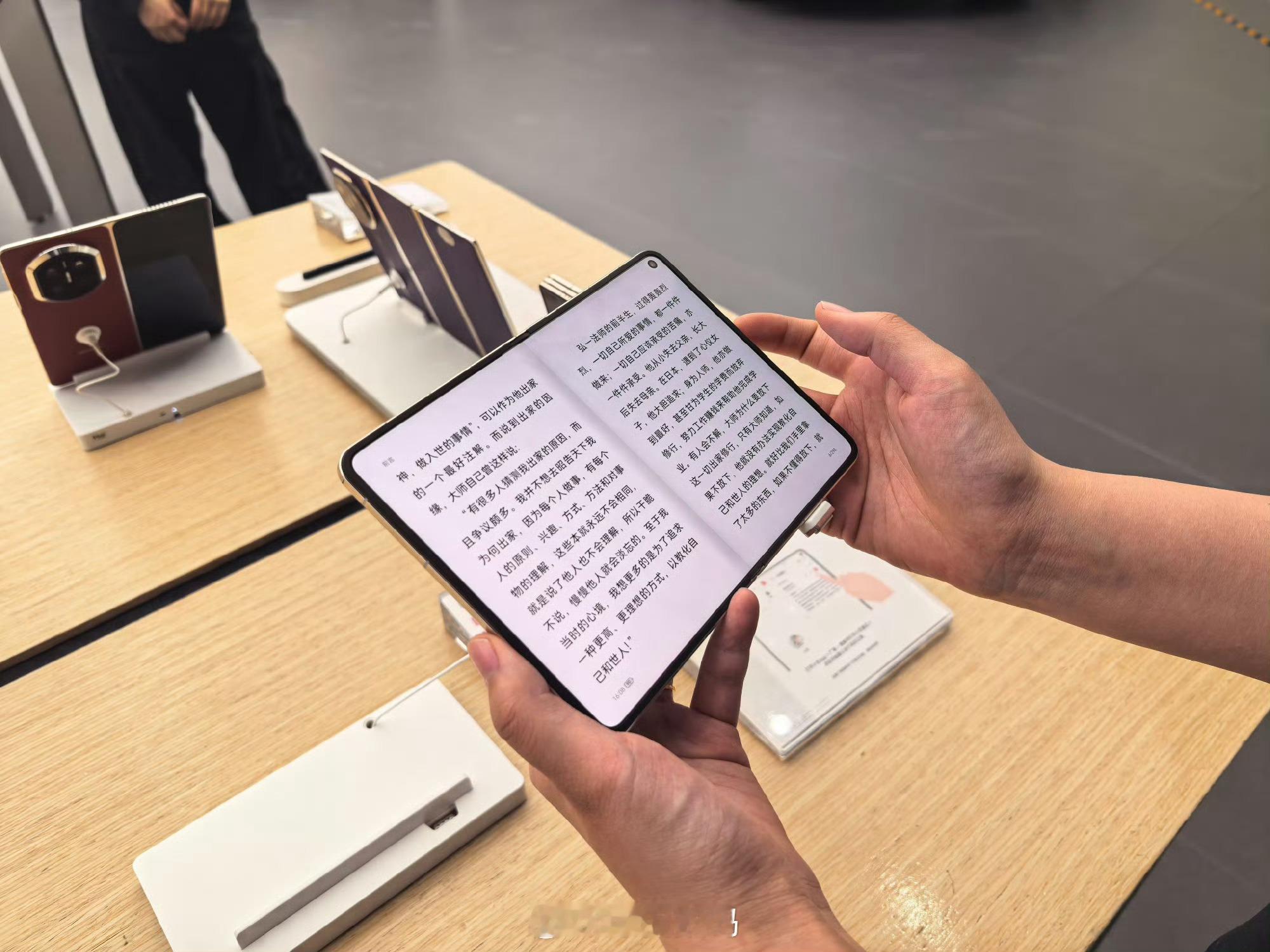 华为大阔折再现抢购热潮华子现在太强了，出一款爆一款强如苹果也没法和华子抗衡，一个