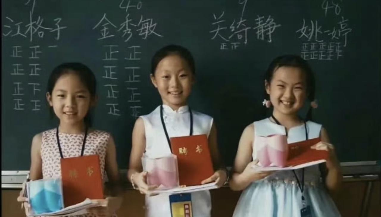 哎呀呀，华为二公主姚安娜还真是吃可爱长大的女孩子啊！小时候咋这么甜呢！笑容太有感