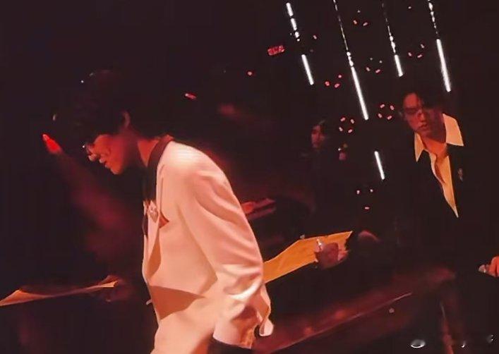 张泽禹侧脸唱暗香张泽禹张极舞台演上了 张泽禹唱《暗香》好绝张泽禹