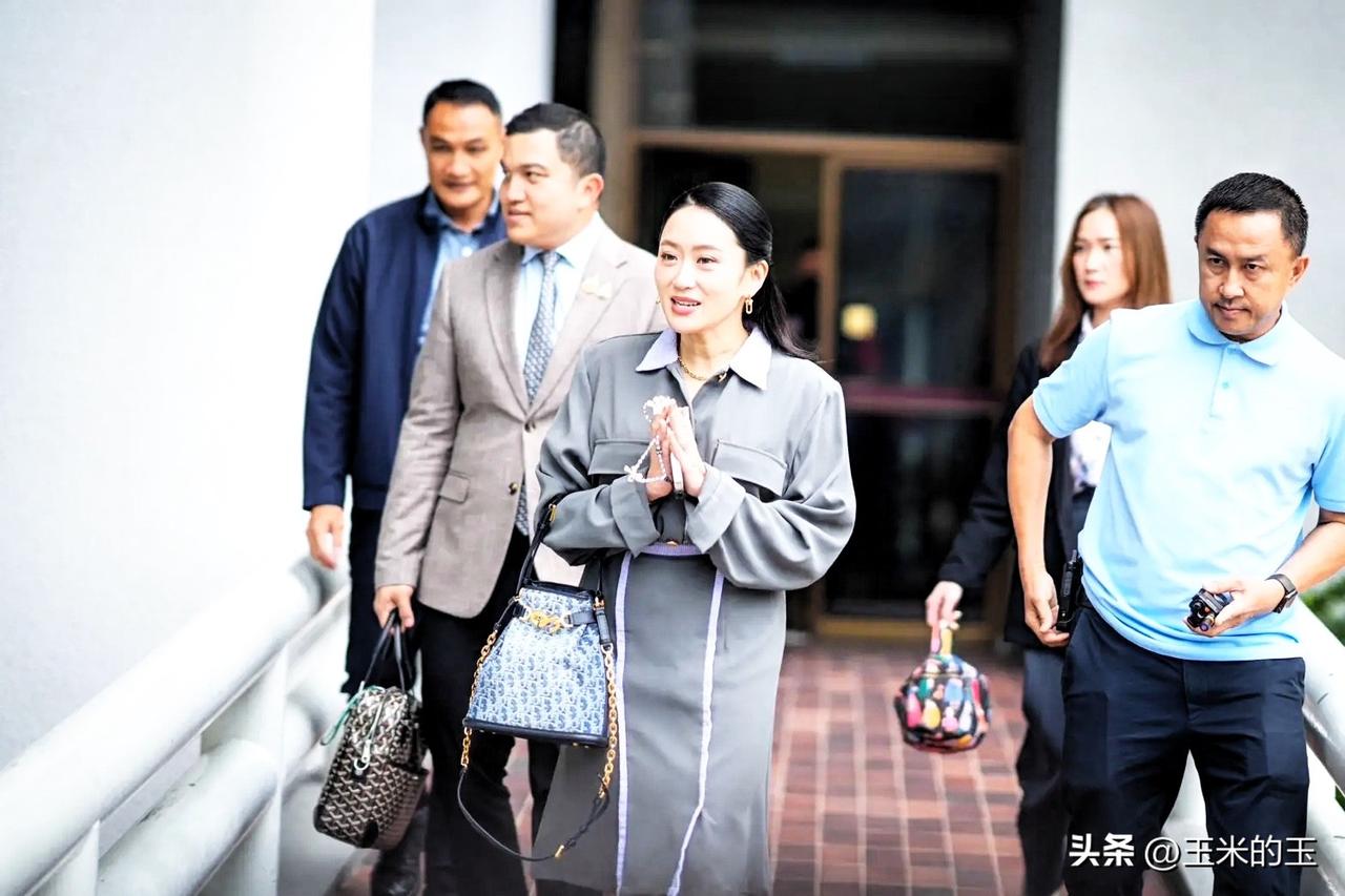 泰国当地时间今天下午2点，前总理佩通坦女士以为泰党主席的身份离开为泰党办公室。媒
