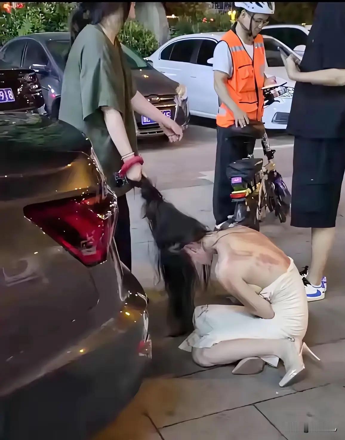 不吹不黑不喷…
这原配“摊上事”了
看样子打得不轻，还被撕破了衣服…
很多网友表
