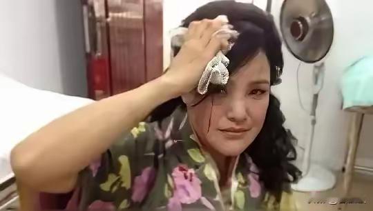 还记得她吗？
​2019年10月6日，马蹄露在香港旺角拍摄暴徒破坏中国银行柜员机