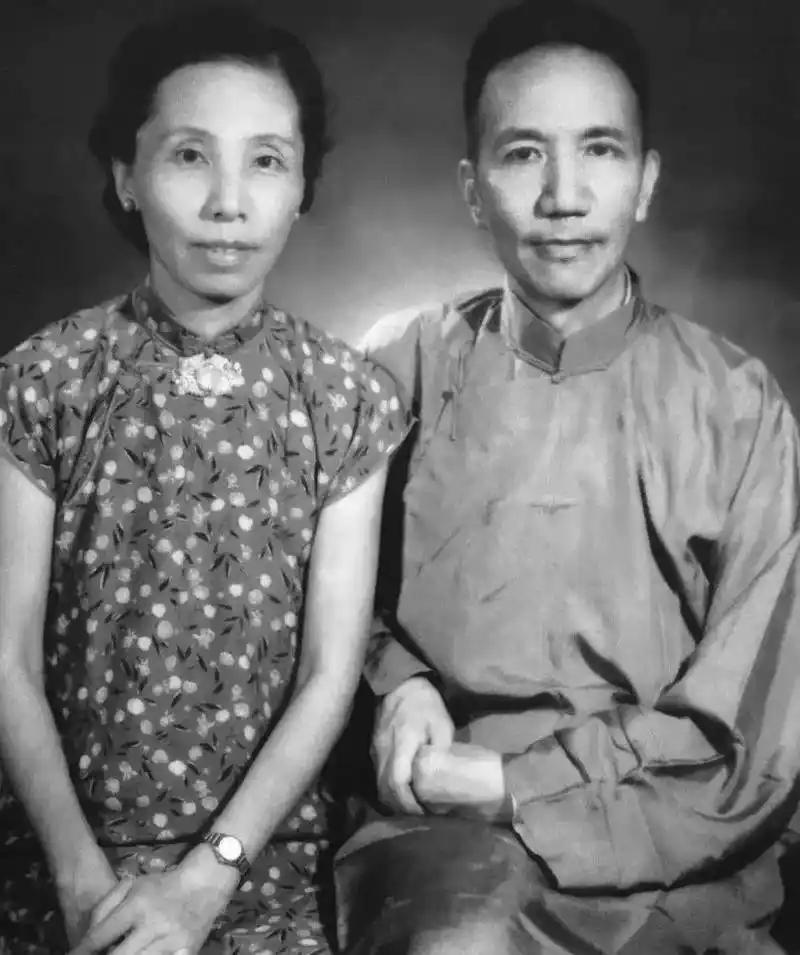 斯坦福大学心理博士斯蒂芬·吉利根说："婚姻、性、伴侣，这些都是表象。人类内心深处