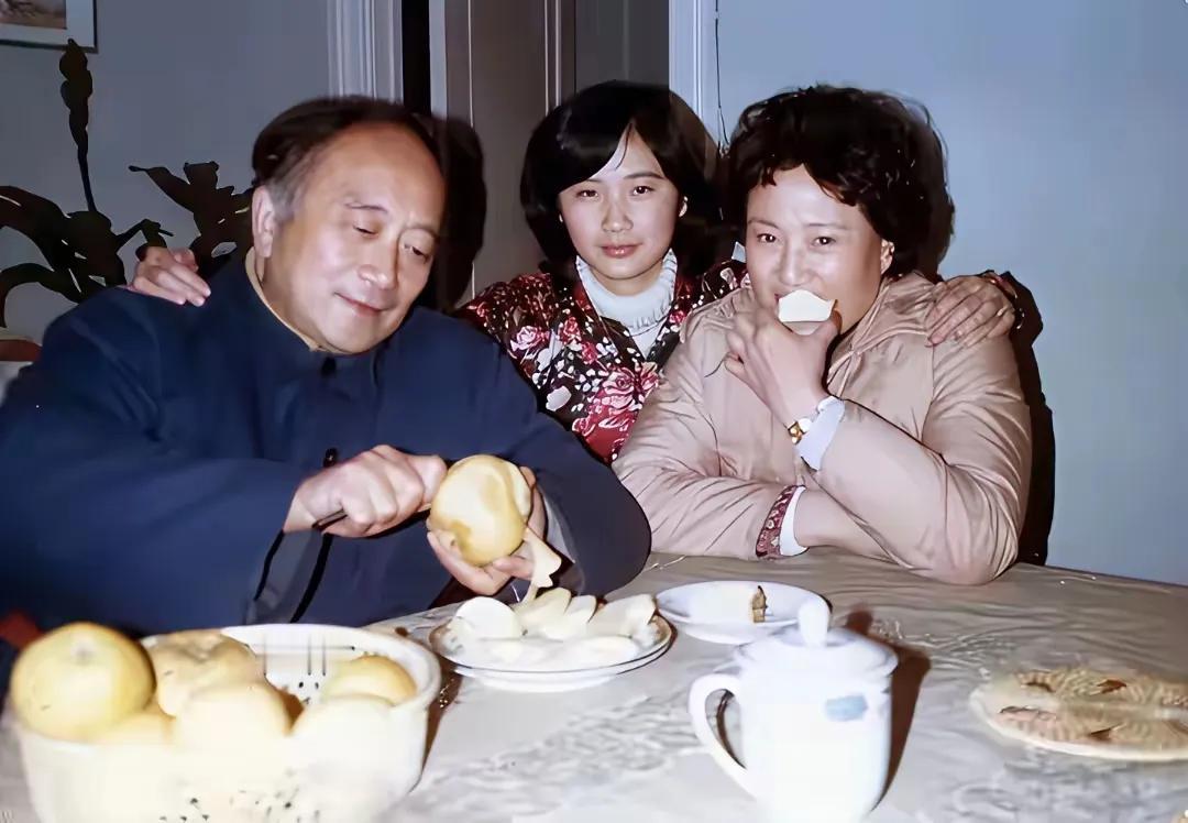 这是当年知名电影表演艺术家孙道临同妻子、女儿一同度过的幸福时刻。孙道临的妻子是越