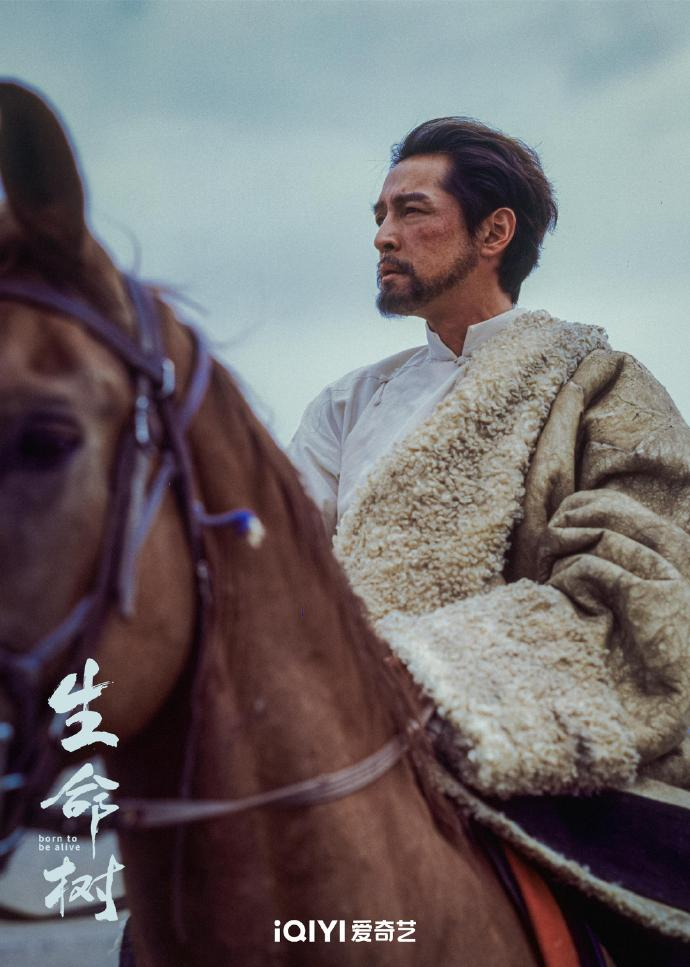 #胡歌人民日报谈生命树#【#胡歌在人民日报撰文#】胡歌 “雪山不语，自有风骨；草