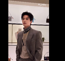 何与灰色西装造型 何与灰色西装造型，优雅贵公子~ 