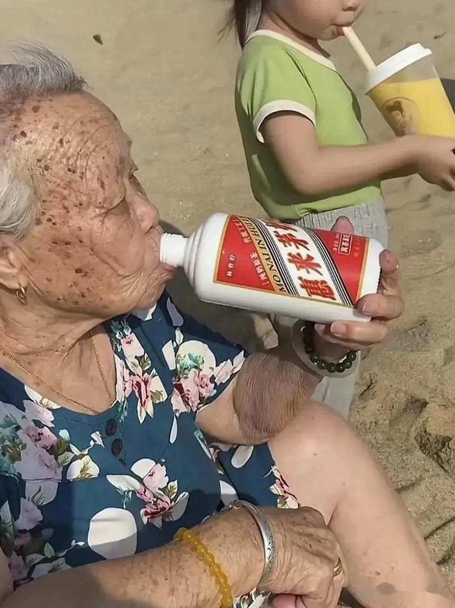 有退休金的大爷和大妈。他（她）们才是真正的夕阳红。



      
