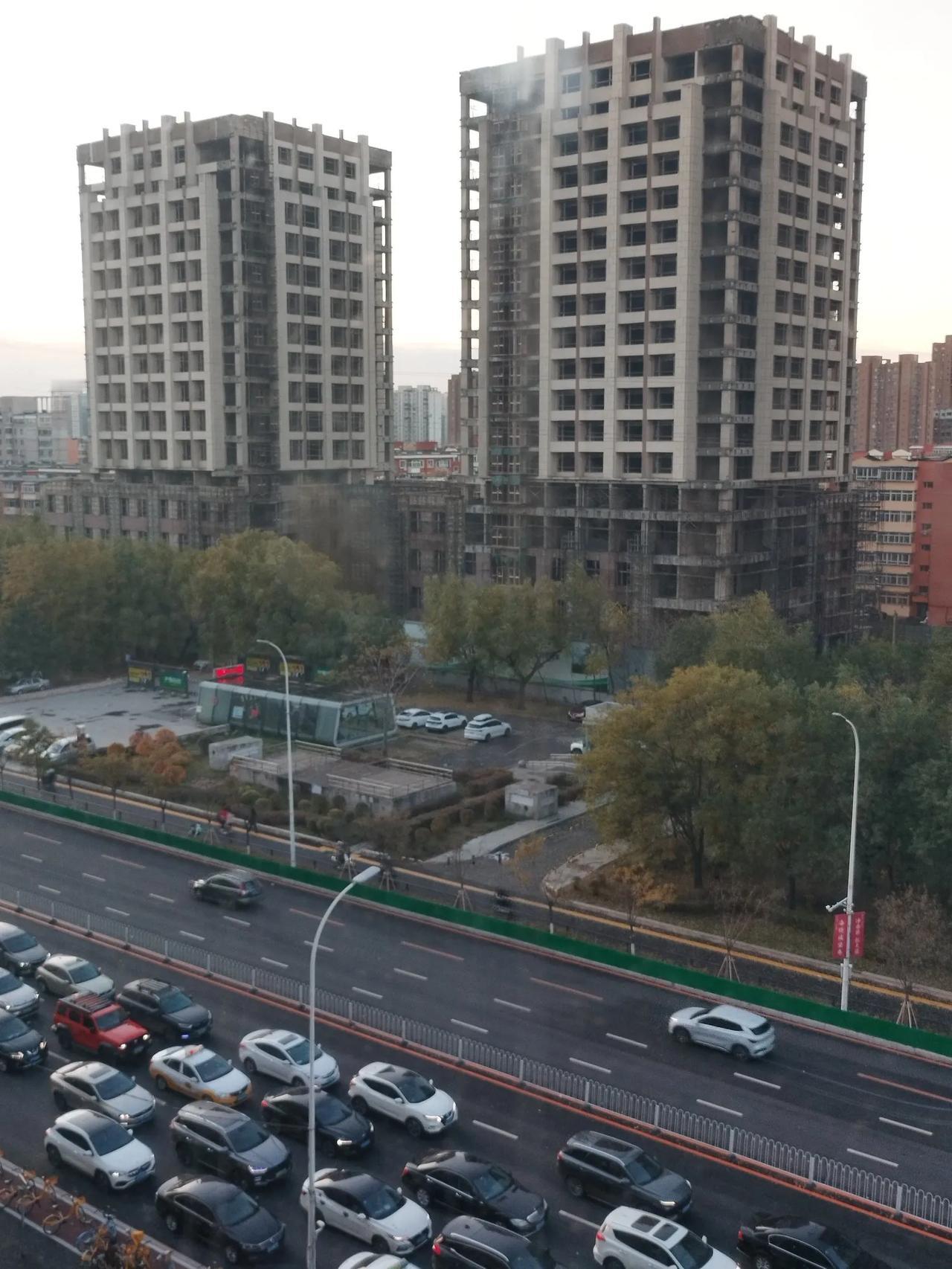 看这两栋楼，他修建在铁西启工街最繁华地带，却很长时间不施工了。

因为他没修建完