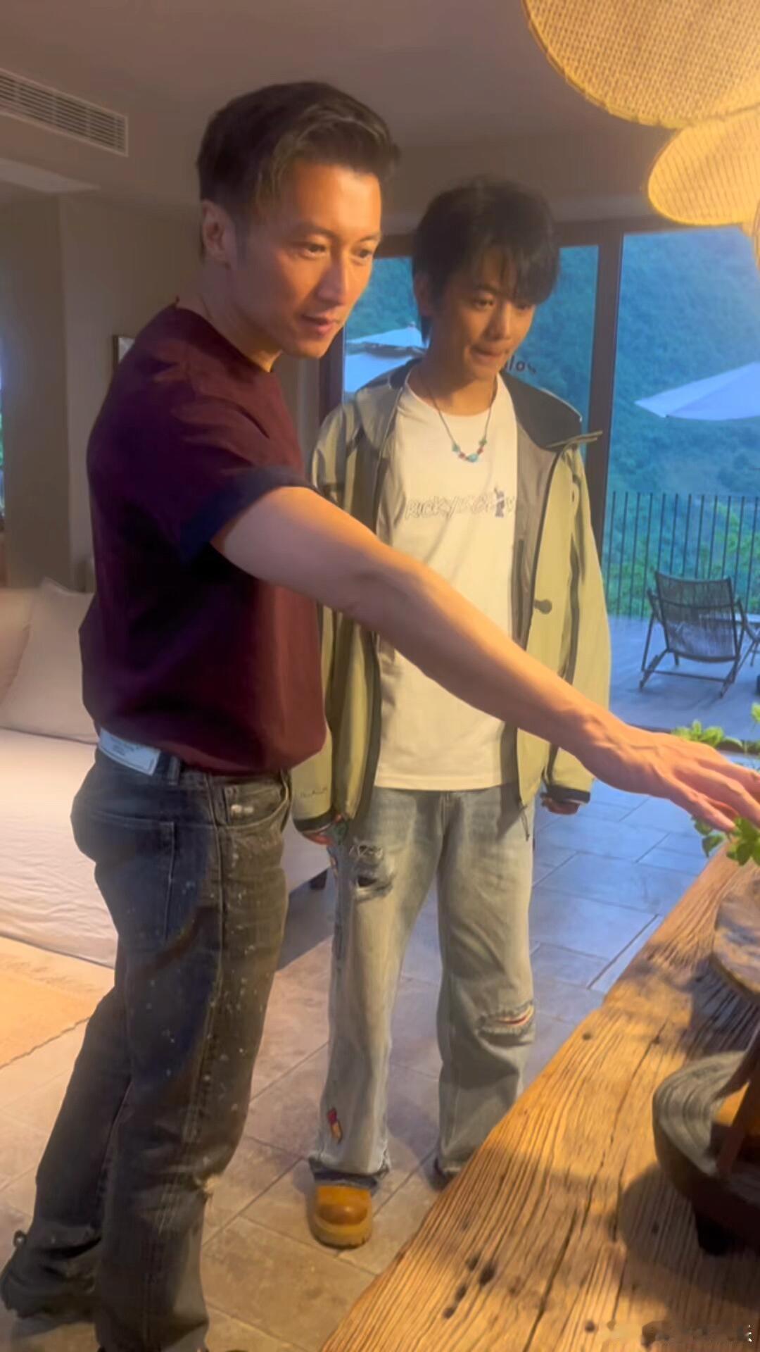 给谢霆锋一点猪屁股震撼 谢霆锋被猪屁股“按头安利”名场面！从质疑到疯狂干饭，丁真