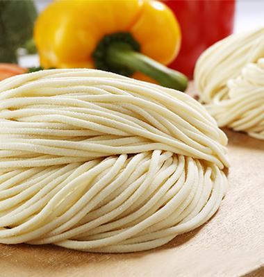 高血压要少吃面条？医生提醒：除了面条，这几种食物才真正要少吃。

很多人困惑：明