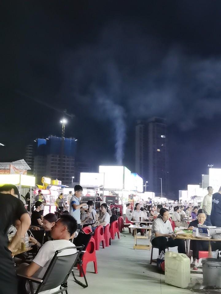 两个字说说你目前的生活今天上班到六点，七点半又开家长会，开完家长会又出来夜市吃东