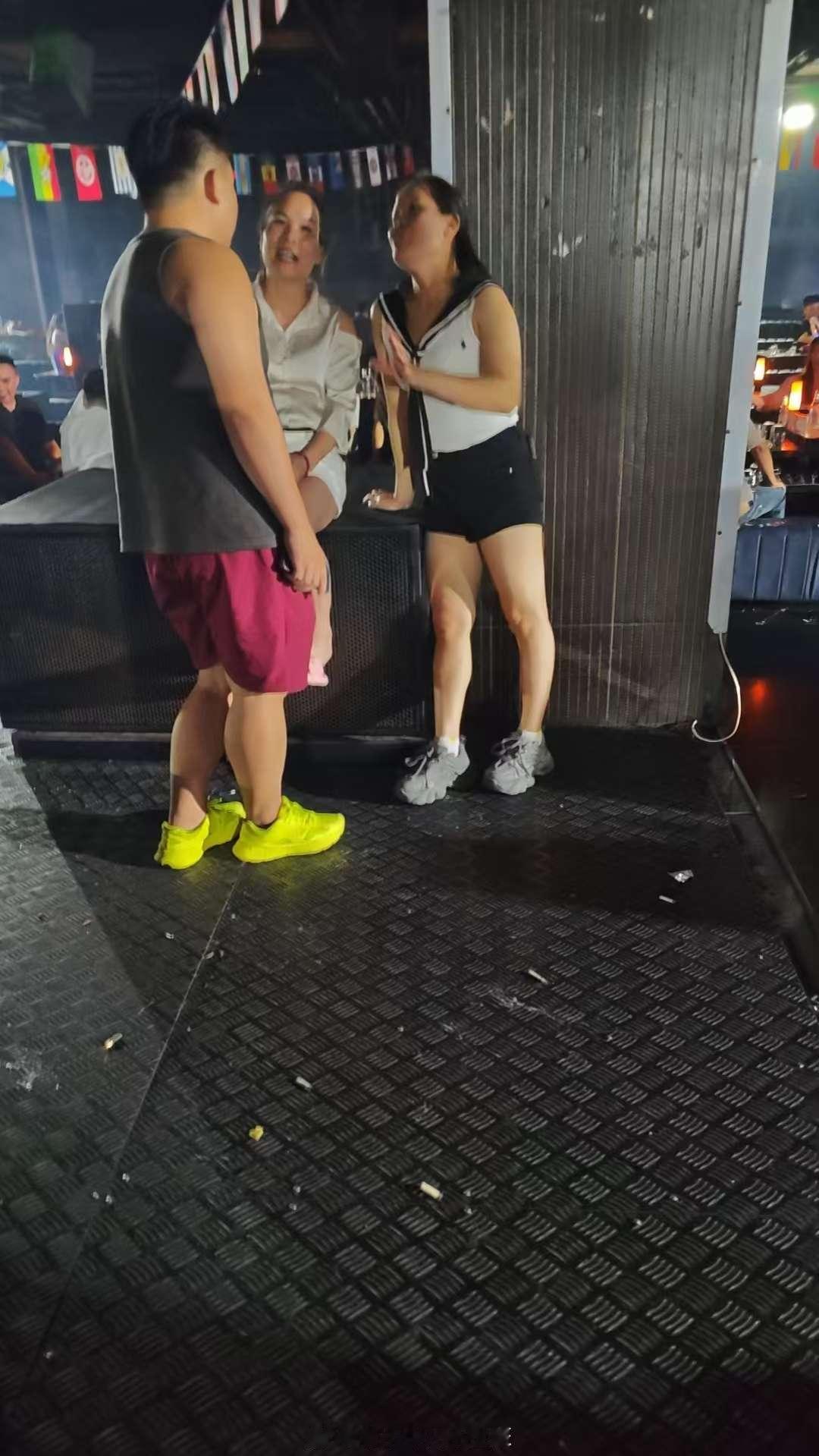 酒吧搭讪的姐姐，带到家里面一起喝酒，真是开心！ 