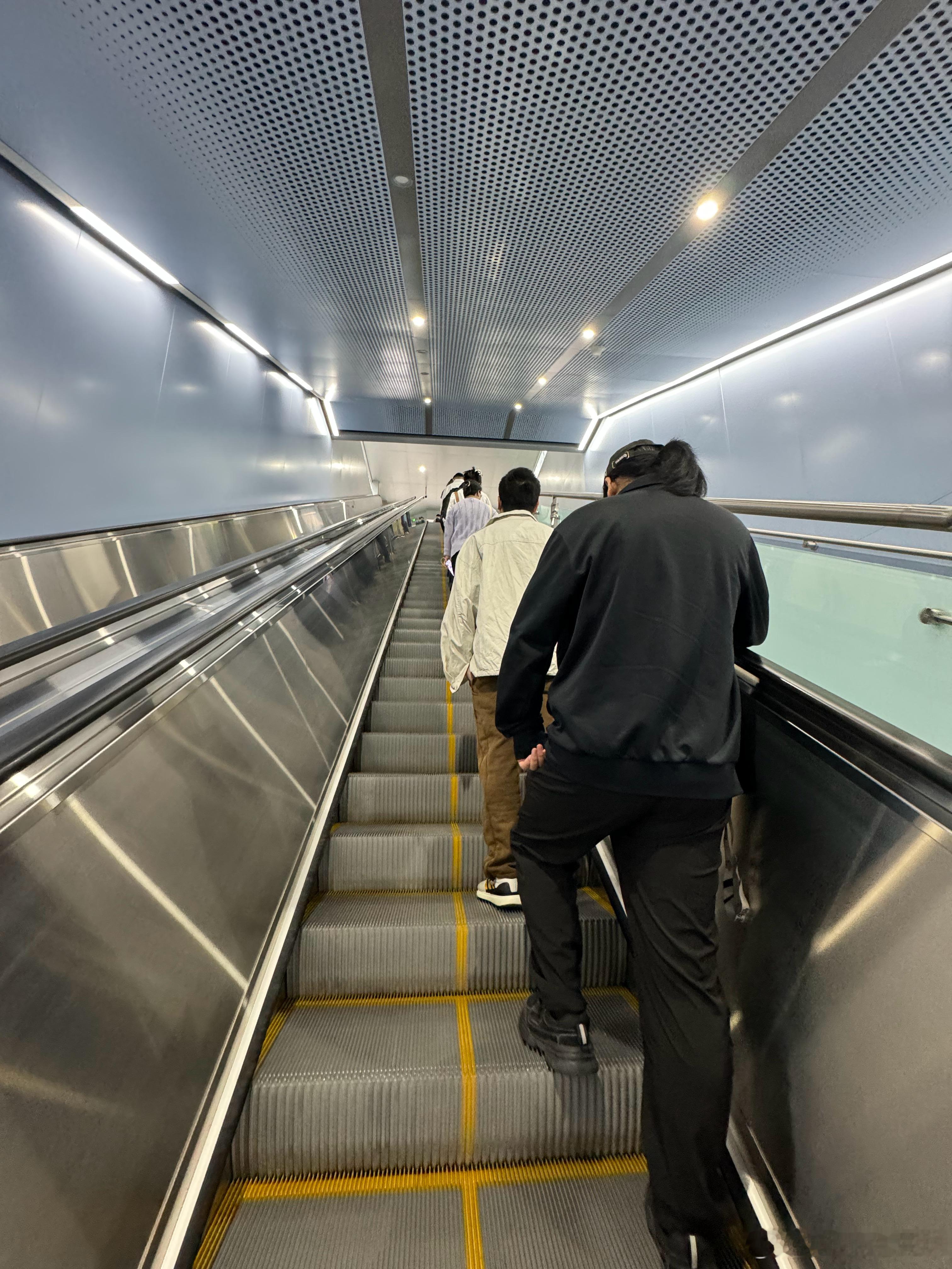 2007年我第一次在北京坐地铁，同行者告诉我要坐行右立。后来在圣彼得堡、伦敦和东