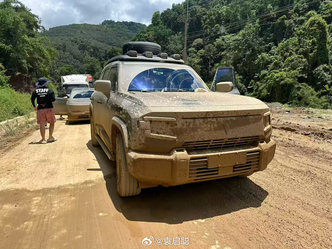 说想体验一下当年我开摩托车挑战的那条水泥路喔  行，如他所愿了，辛苦兄弟帮我代驾