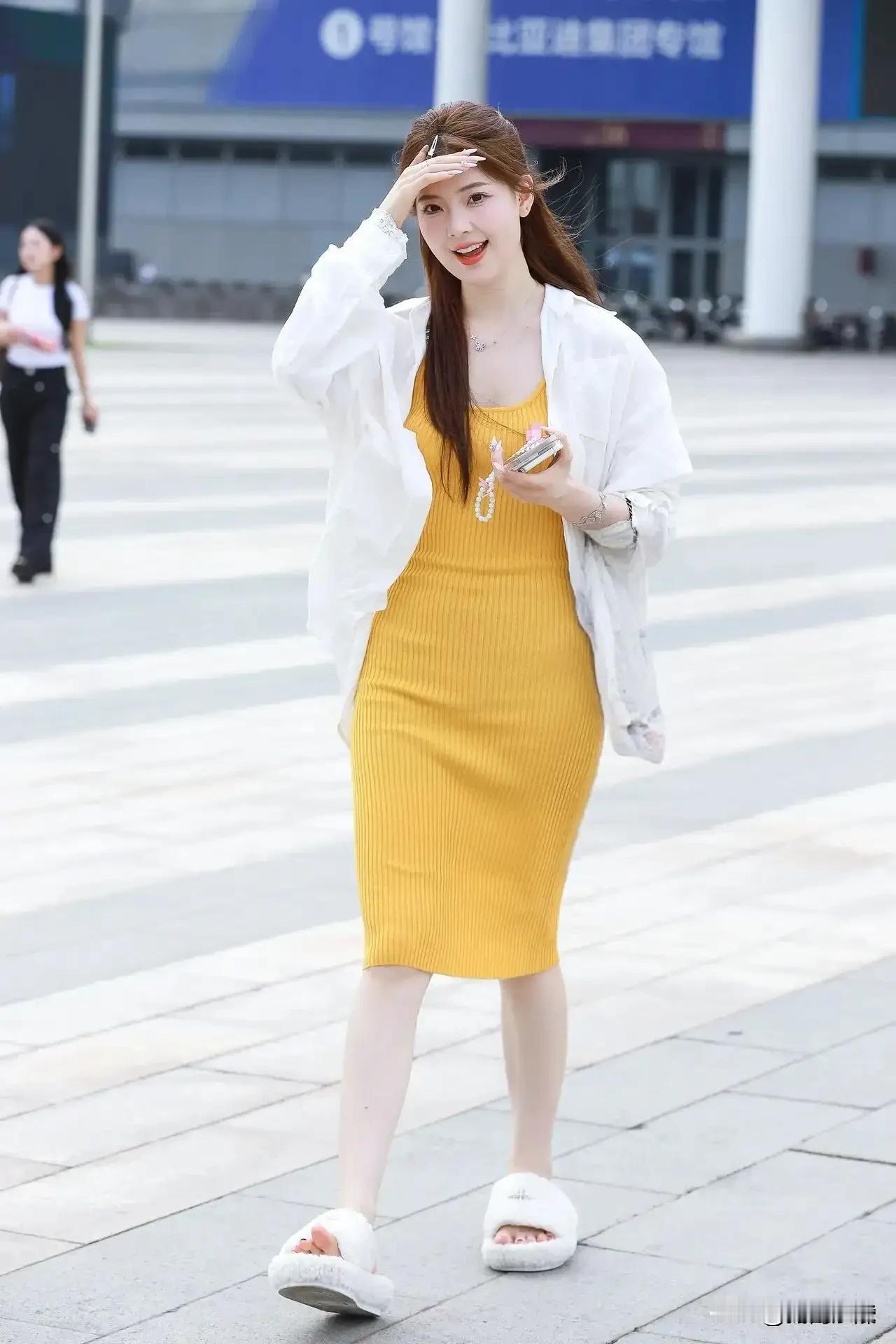 元气少女穿搭指南：黄色连衣裙+白色外套，清新又时尚！