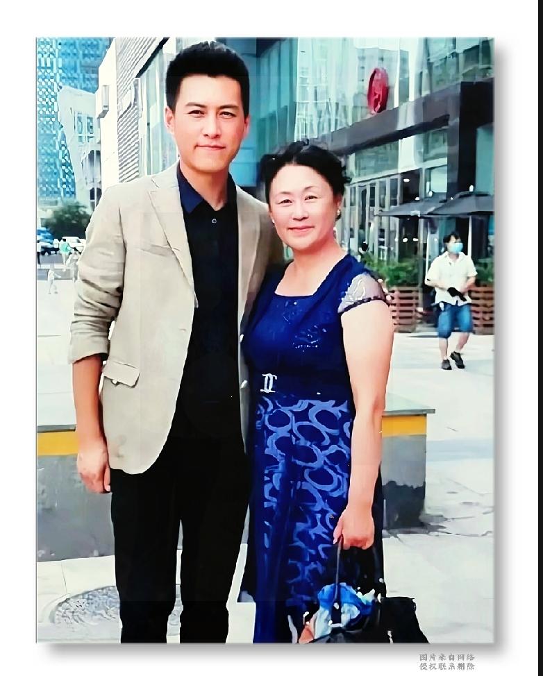 原来气质真的可以代代相传！
 
不知道大家有没有仔细看过这张靳东和妈妈的合照，我