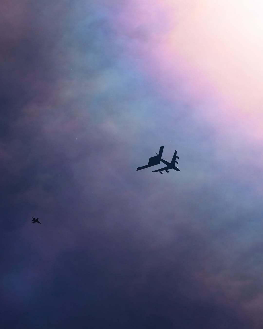 正在进行空中加油的B21