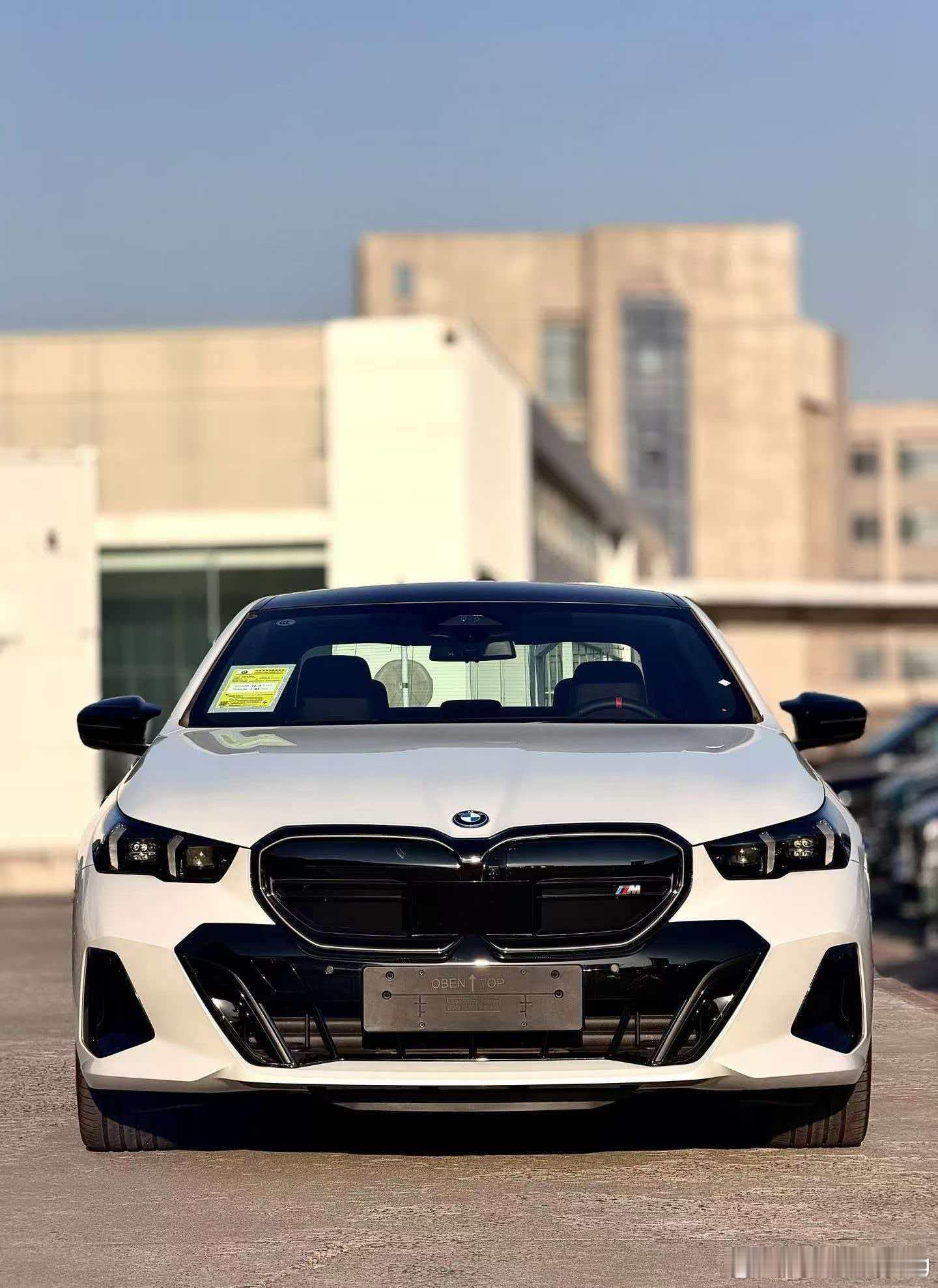 宝马i5M60 指导价558000元选装 33B 碳纤维内饰 方向盘加热1470
