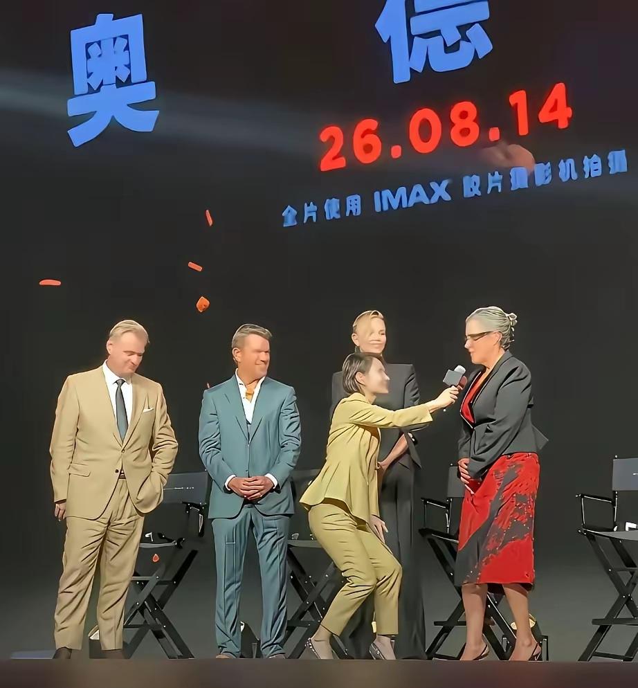 礼貌为重，但自尊在前。
看到网上都在骂这个主持人的事，我也觉得开心。但我不是开心