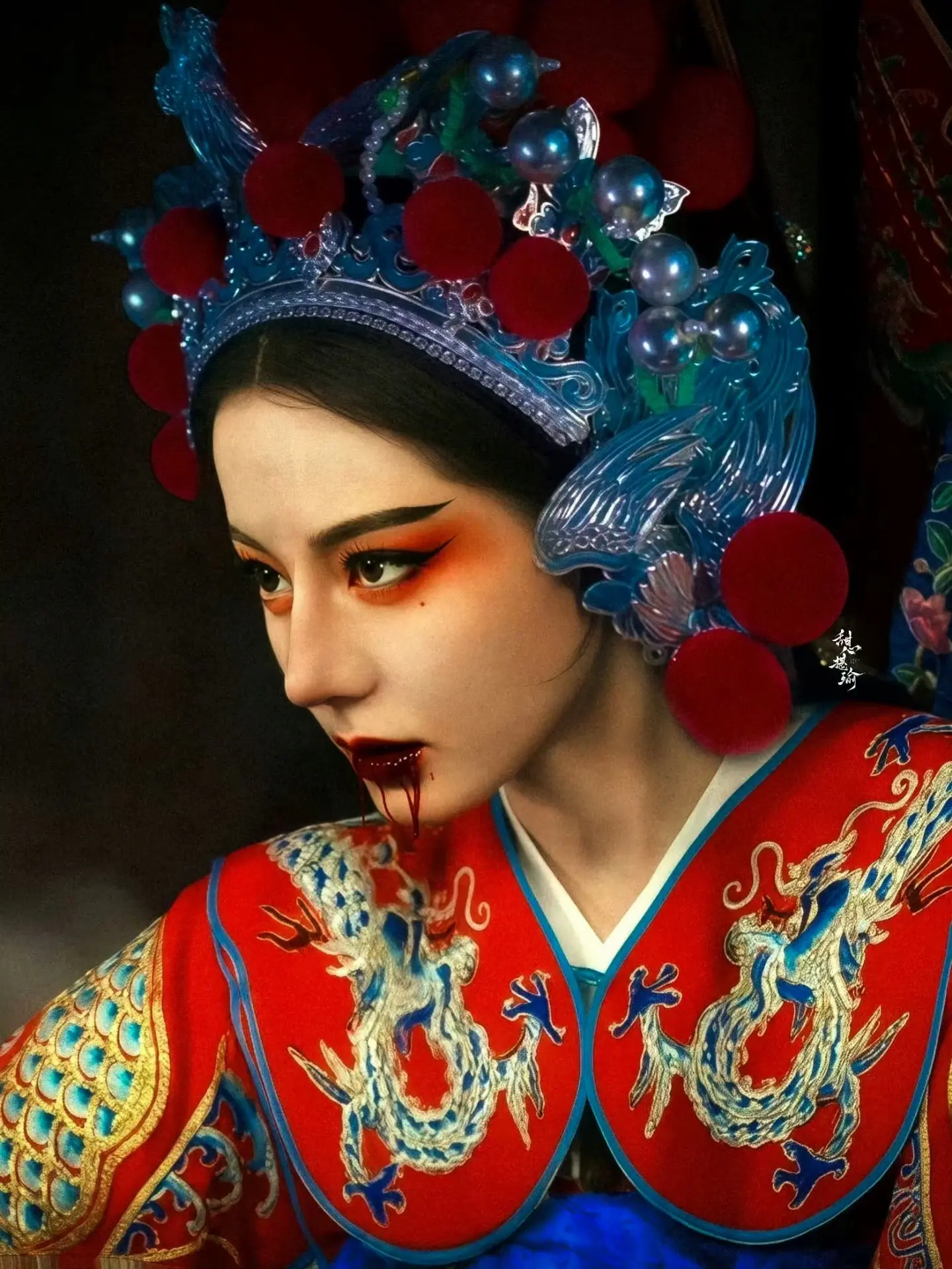 梨园含血泣桃花，红冠朱袍屠鬼魅。图片来自