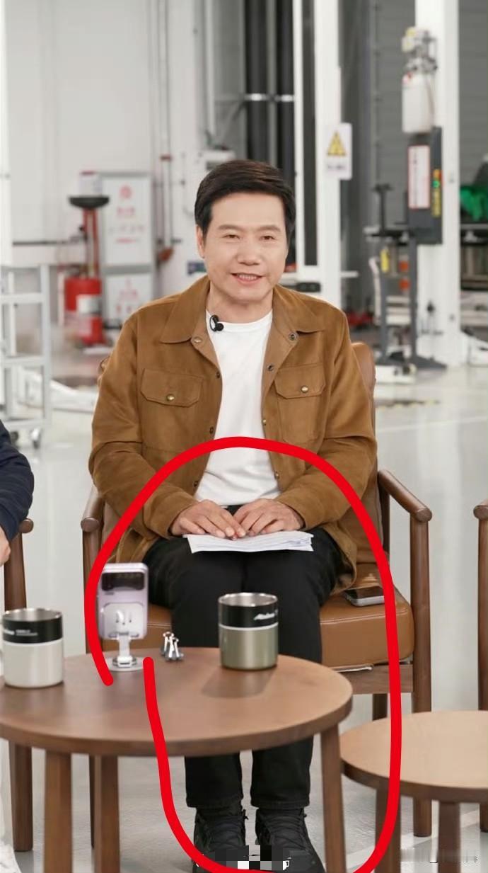 雷军还是很勇敢的，大方直接的回应了很多很有争议的问题，比如
1300km 只充一