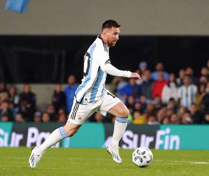 #梅西说阿根廷又迈出一小步# 发文庆祝胜利：“在所有人为我们的加油助威下，我们阿