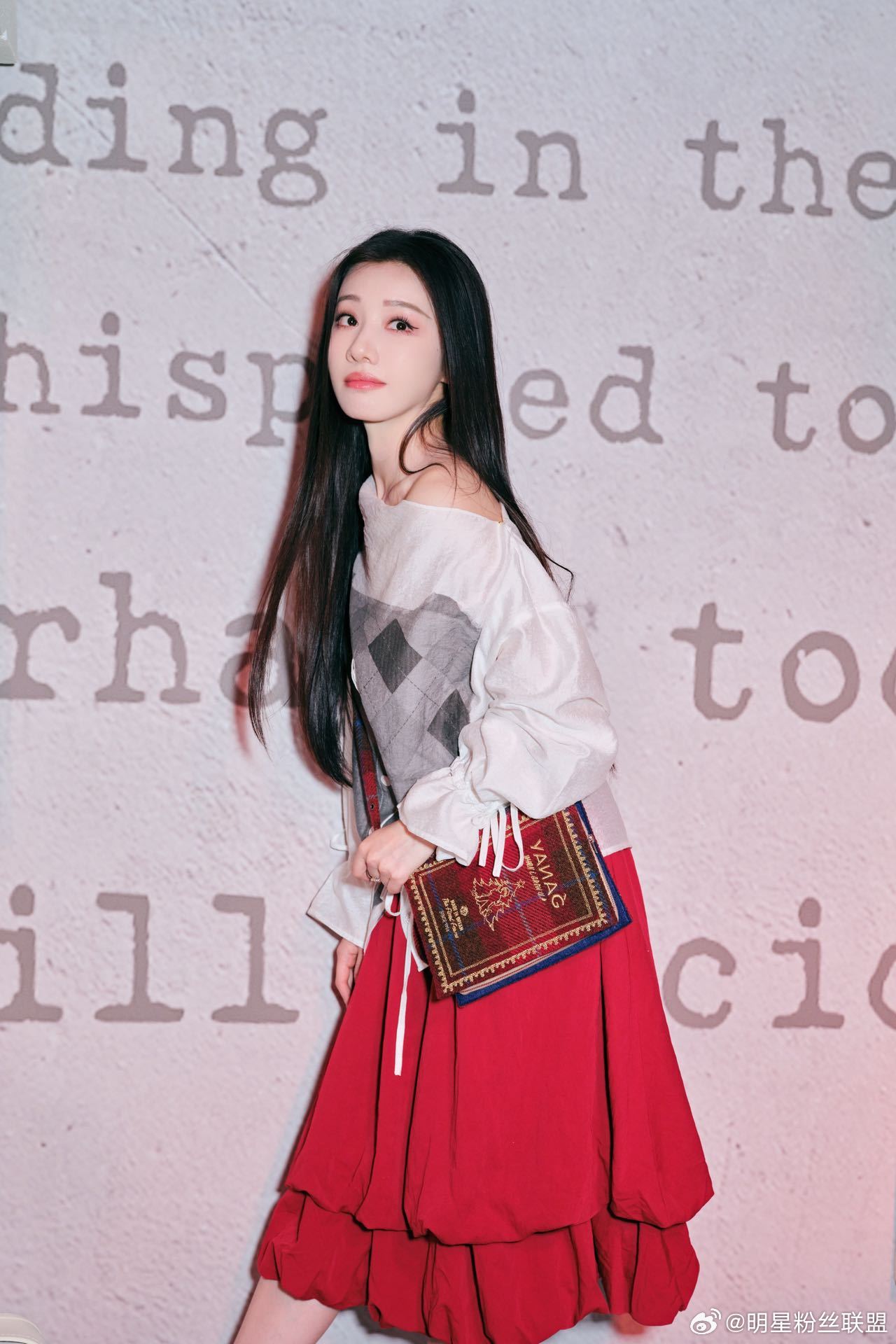 亮相上海时装周休闲穿搭糅合俏皮巧思，自带鬼马灵动气质，姐姐好美～王鹤润亮相上海时