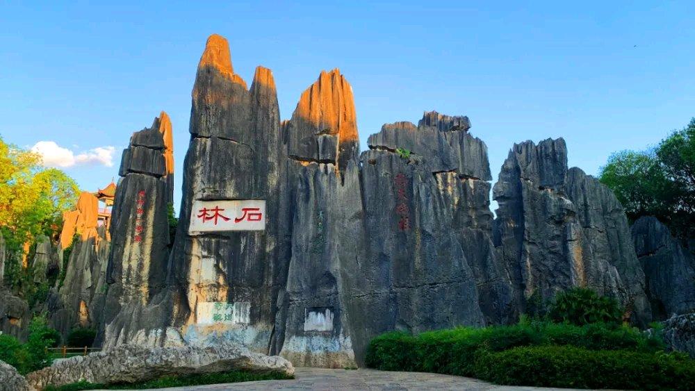 4月5日，一张26年前男子在昆明石林与张国荣的合影照冲上热搜。那时家里条件有限，