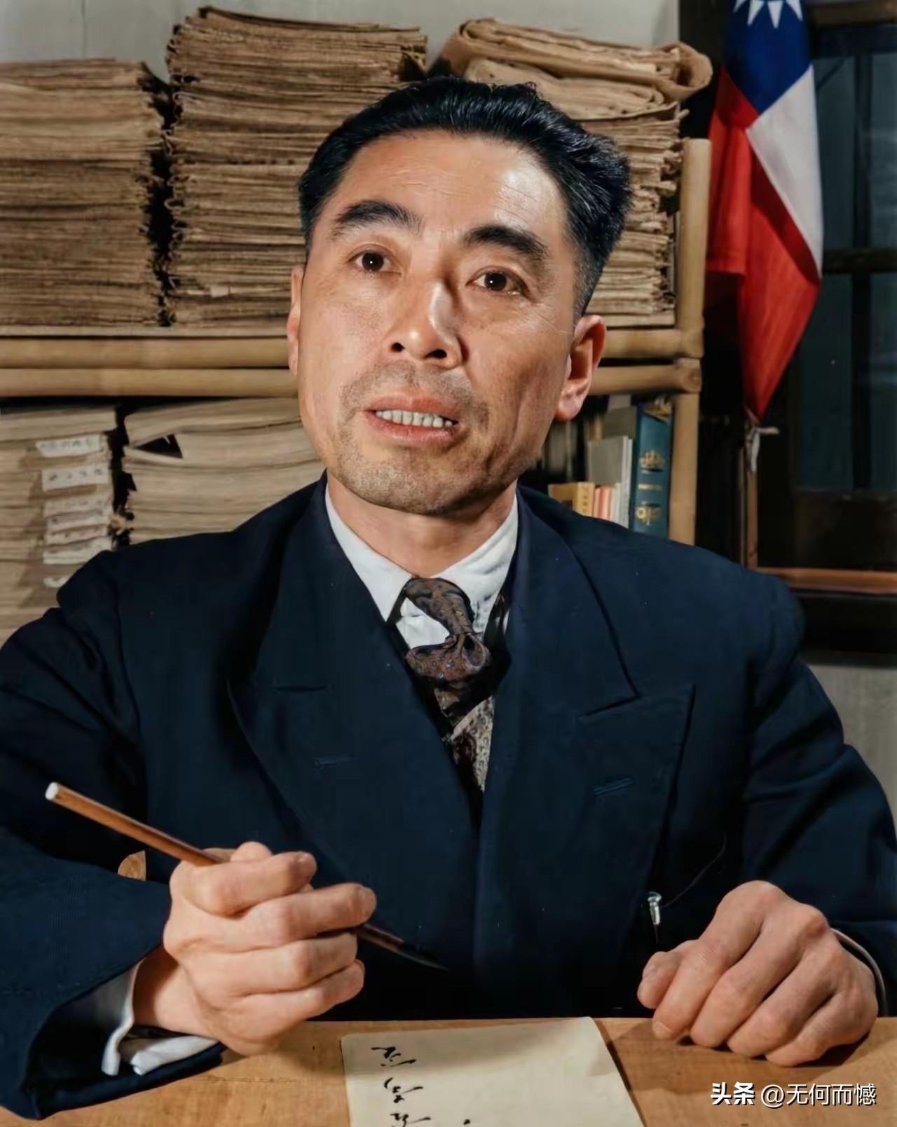 这是周总理年轻时候的照片，照片的背景全是资料和书，有的纸张都已经发黄了，显得很陈