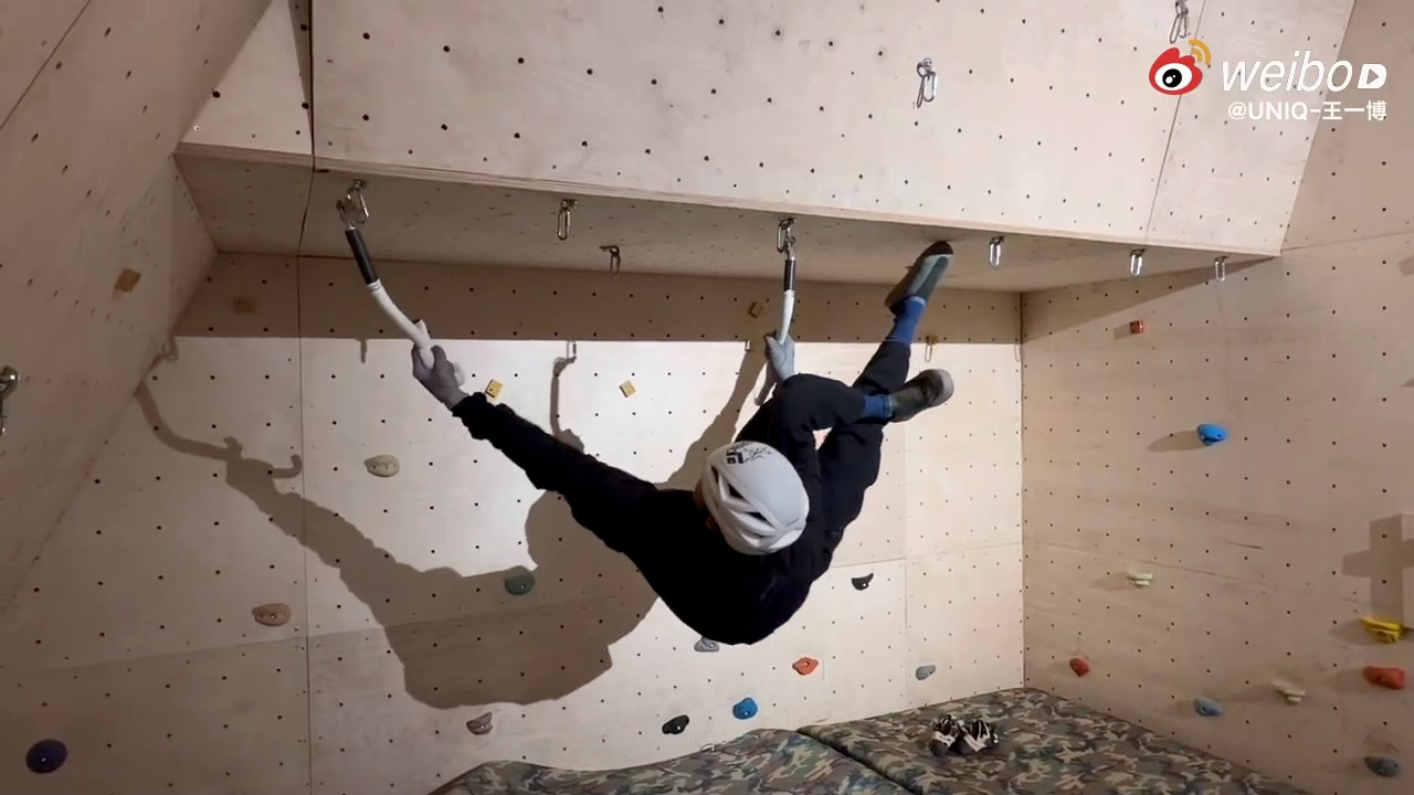 王一博新年送王一博同款王一博攀岩拜年去跑去跳去做一个漂亮的倒挂金钩