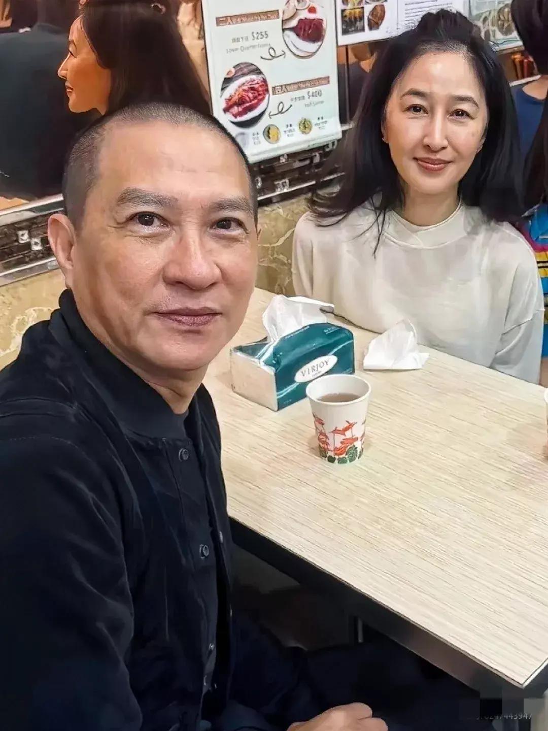 61岁的关咏荷和老公张家辉，享受生活的闲情逸致。