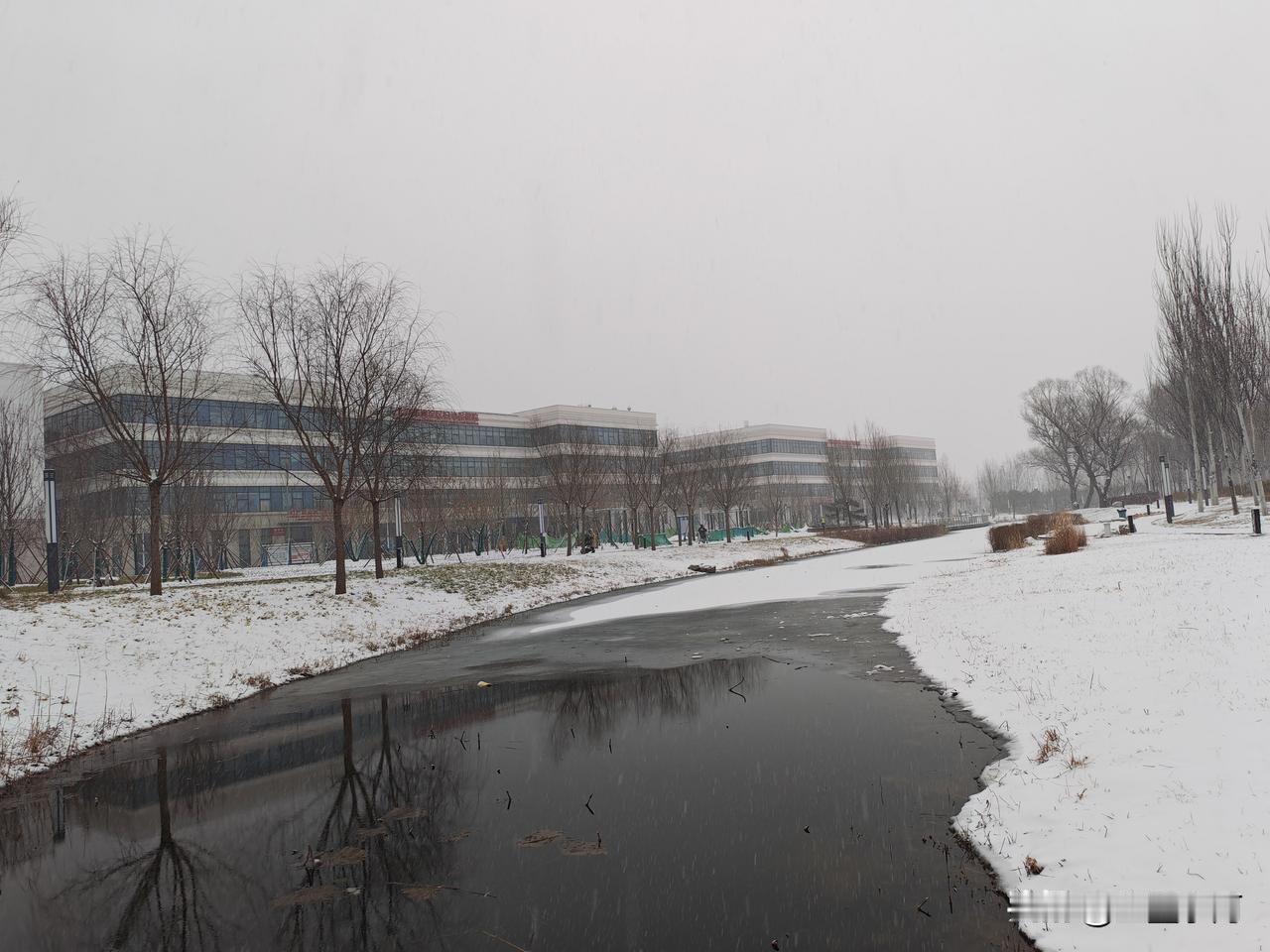上联：满目寒山尽镶玉
 下联： 遍地雪花皆是银