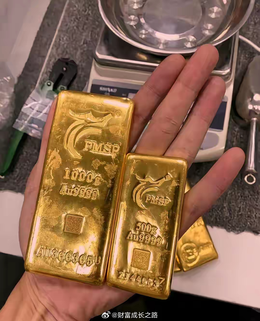 网友在24年金价560元时，用89万买了1600克金条。金价涨到1120元那天，