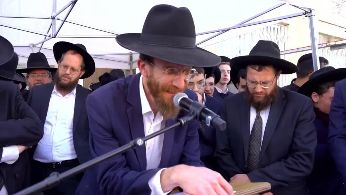 新闻快讯——如果必须在儿子参军和以这种方式死去之间选择，我宁愿他死。”
上周在耶