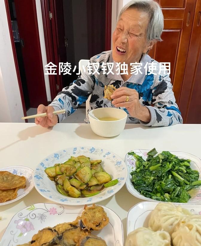 隔了四个礼拜，我那九十三的老妈，今天跟葛大爷一块儿下班回来的。一进门就跟我说，在