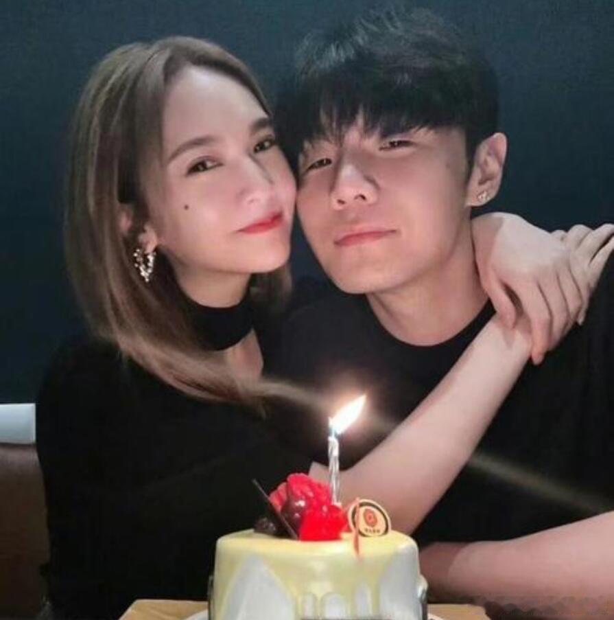陈奕迅演唱会后台最抢镜的居然是花篮？杨丞琳李荣浩夫妻联手送祝福甜度爆表！杨丞琳李
