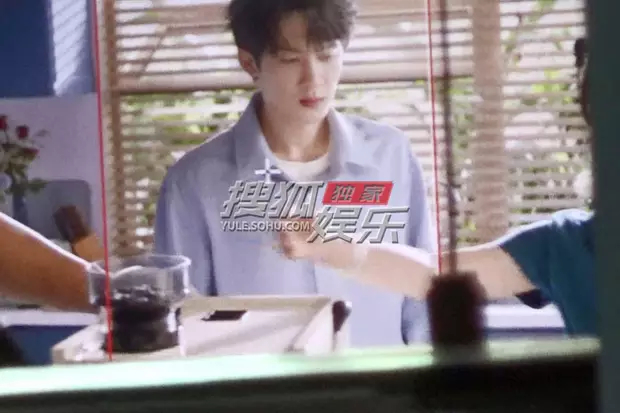 #檀健次拍摄路透# 清早来看帅哥清醒一夏[比耶]捕捉到影棚忙工作的画面。他站在咖