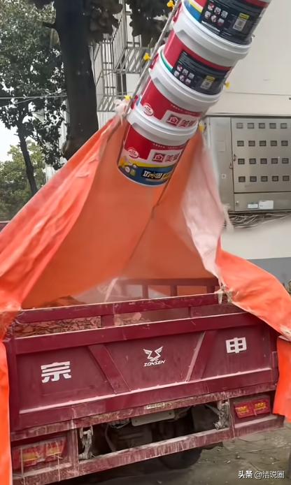 “人怎么能这么聪明！”近日，安徽淮南，一扛楼小伙每天搬建筑垃圾，累得直不起腰，后