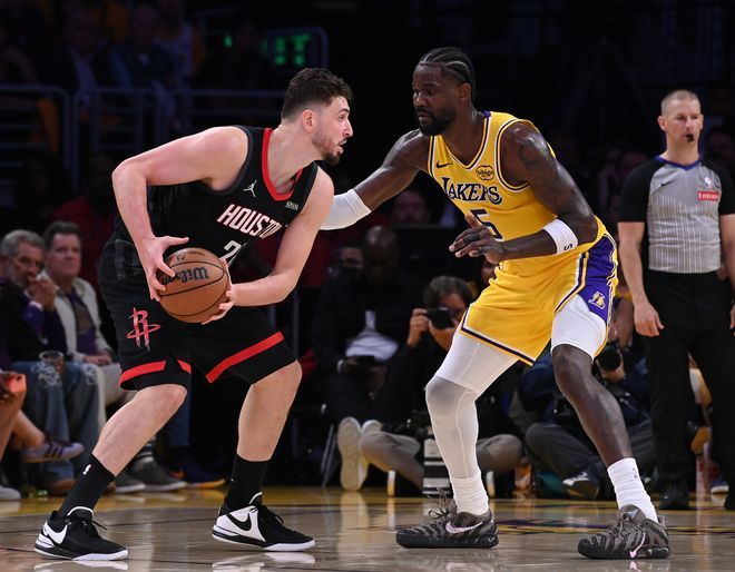 火箭队在客场98-107不敌湖人队。这场比赛湖人缺少东契奇、里夫斯，火箭则缺少杜