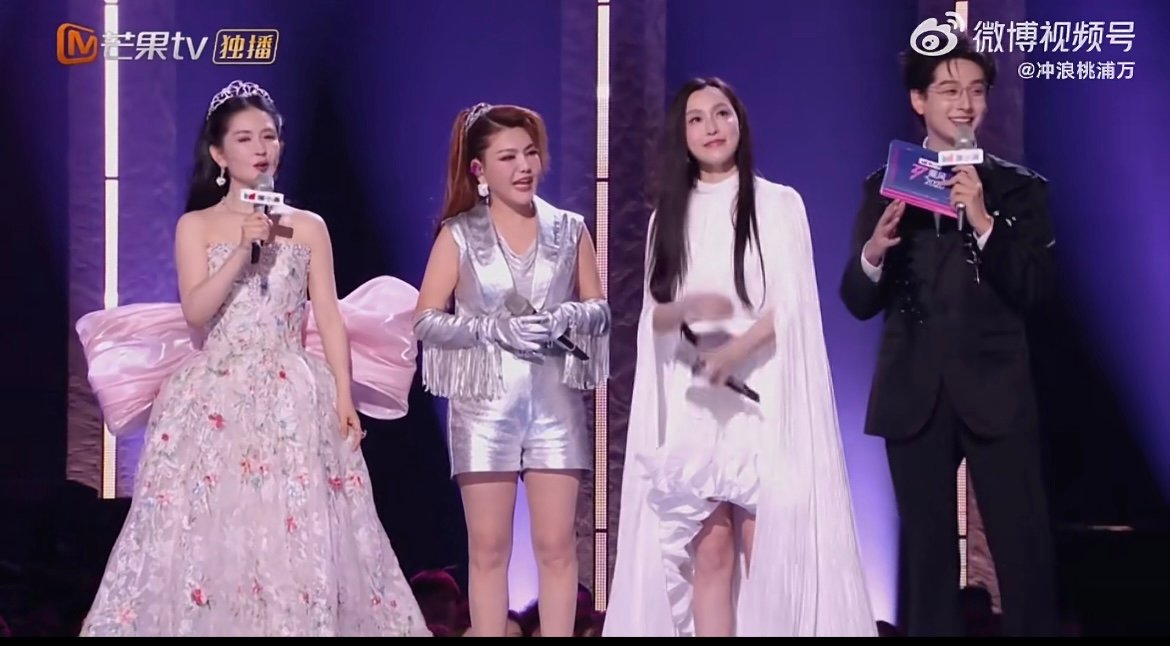 范玮琪没牵到乌兰图雅 全程笑到停不下来，范玮琪满心期待牵手，乌兰图雅主打一个礼貌