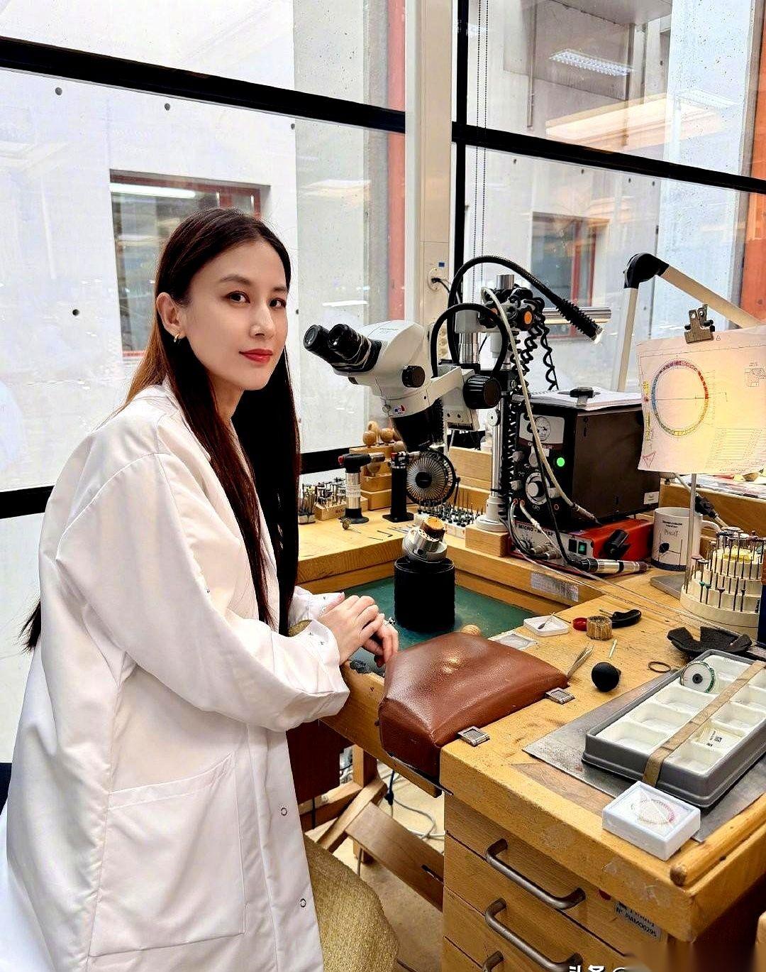 黄圣依在瑞士“消失”了一段时间，再露面时，镜头里的她彻底变了。
没有豪门阔太的珠