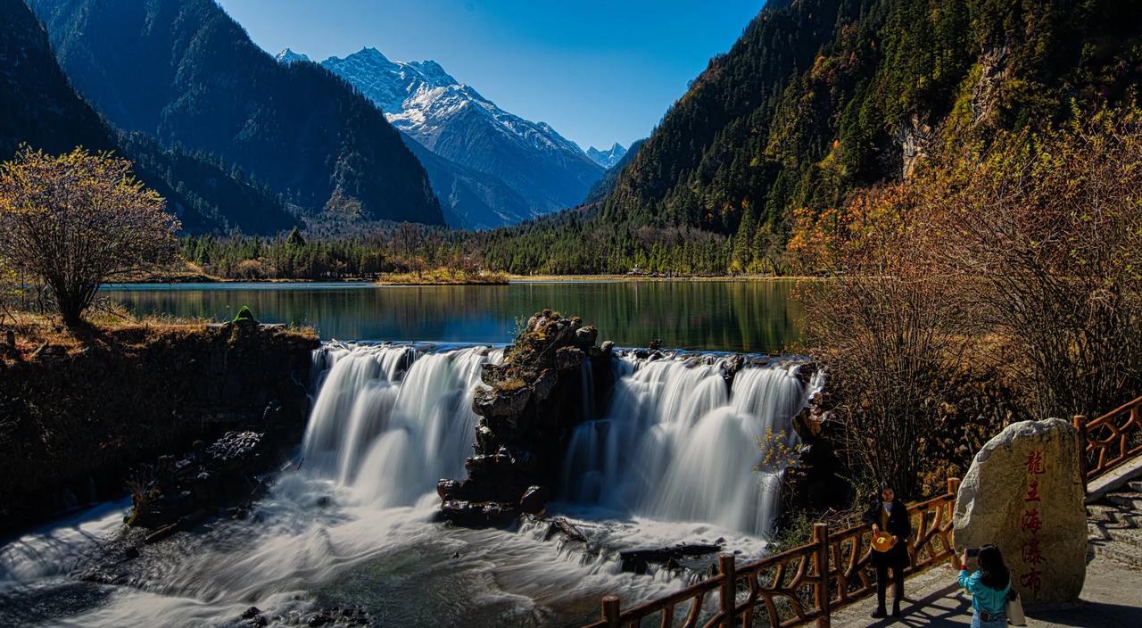 在毕棚沟的怀抱里，那雪山瀑布恰似银河倾落，于天地间挥毫泼墨。