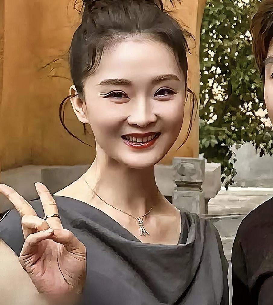 你们发现没？
王艳身上有个特点。
让人不得不服，那就是她从来不靠别人，尤其是最难