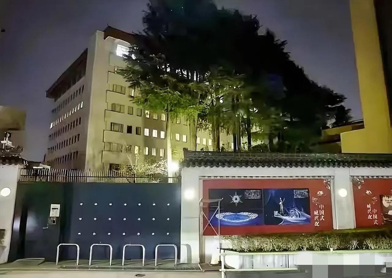 原来日本那个持刀强闯大使馆的军官曾经被咱们审讯了大概三个小时。很多最新消息陆续传