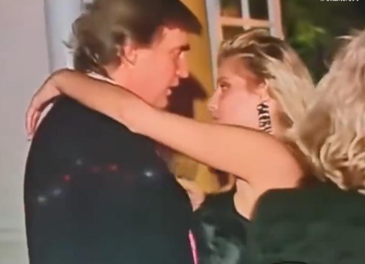 老特：我跟爱泼斯坦不熟，没啥交集。

于是，美国网友扒出来了两人的视频。看上去，