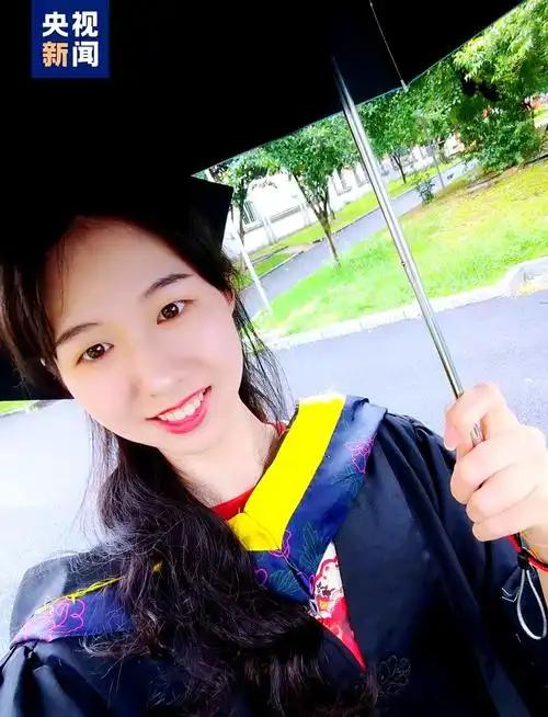 17厘米伤疤是最酷的勋章！20岁女孩身中8刀护同学，一句话全网破防。

现在的崔