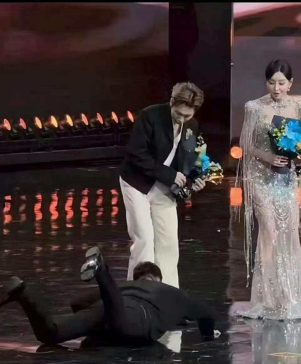 微博之夜惩罚大麦总裁何弭给汪苏泷行如此大礼我幻想过所有内娱摔跤名场面 但是没想到